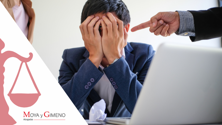 Imagen de persona siendo acosada en su trabajo usada para blog de moya y gimeno: Acoso laboral: cómo actuar si eres víctima en tu lugar de trabajo