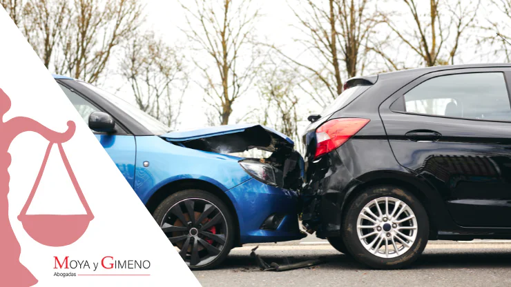 Imagen de coches chocando usada para blog de Moya y Gimeno: Reclamaciones de accidentes de tráfico: todo lo que necesitas saber para recibir tu indemnización