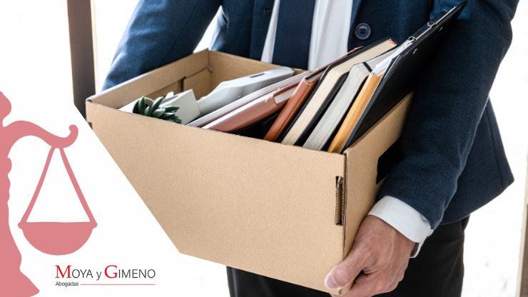 Imagen de persona con caja con sus cosas en las manos usada para blog de moya y gimeno: ¿Qué hacer si sufres un despido improcedente en Badalona?