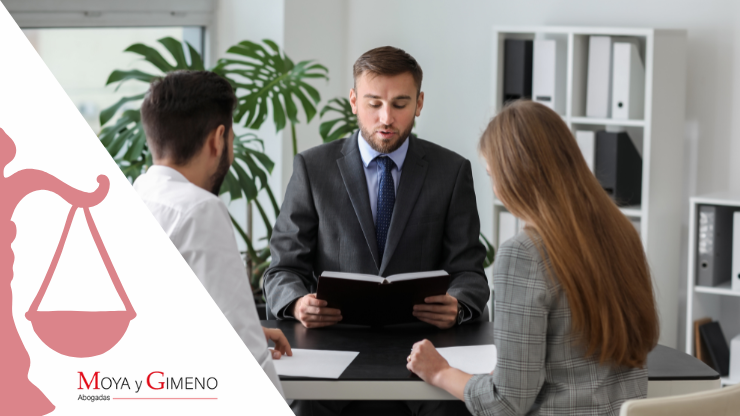 Abogado en medio de dos personas divorciándose usada para blog de Moya y Gimeno: La importancia de la mediación en divorcios: alternativas al juicio