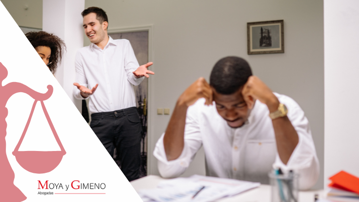 Imagen de persona siendo acosada usada para blog de Moya y Gimeno: Cómo actuar frente a una denuncia por acoso laboral