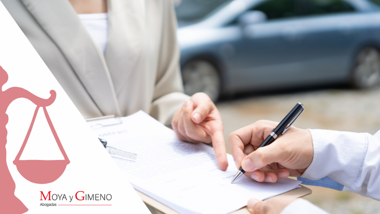Imagen de abogados con contrato de alquiler en mano usada para blog de moya y gimeno: Cláusulas abusivas en contratos de alquiler: cómo identificarlas y qué hacer