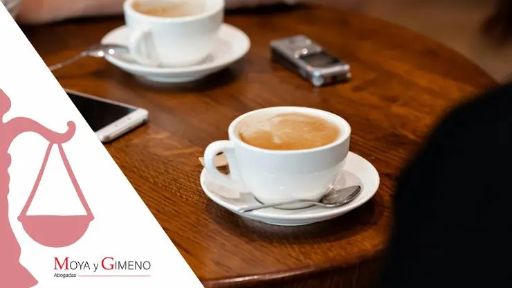Imagen de 2 cafés y un móvil en la mesa: ¿Es legal grabar una conversación sin consentimiento en España? Blog Moya y Gimeno