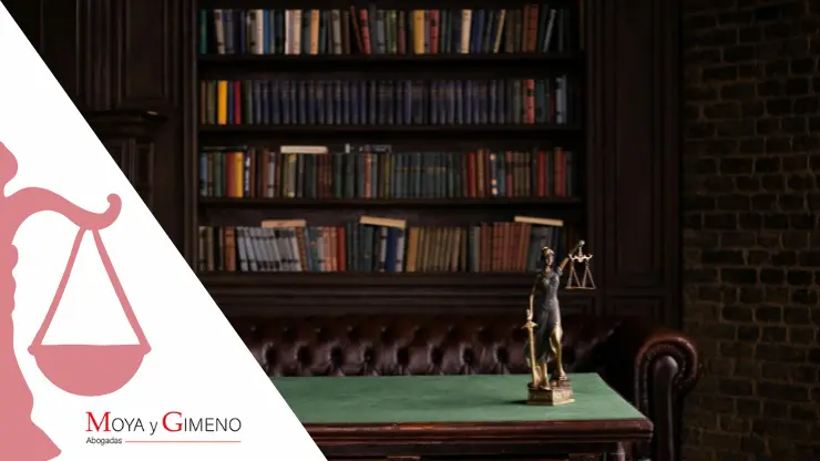Imagen de blibliotea de abogado llena de libros de derecho penal