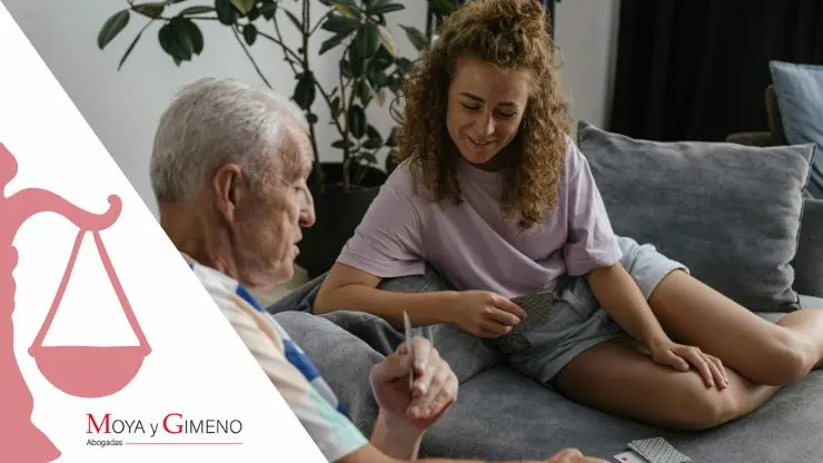 Imagen de mujer hablando con su abuela usada para blog de Pasos para reclamar una herencia legítima en Cataluña Moya y Gimeno