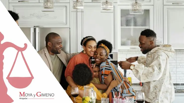 Imagen de hermanos abrazados en familia usada para blog de moya y gimeno: Herencia entre hermanos: reparto, derechos y conflictos