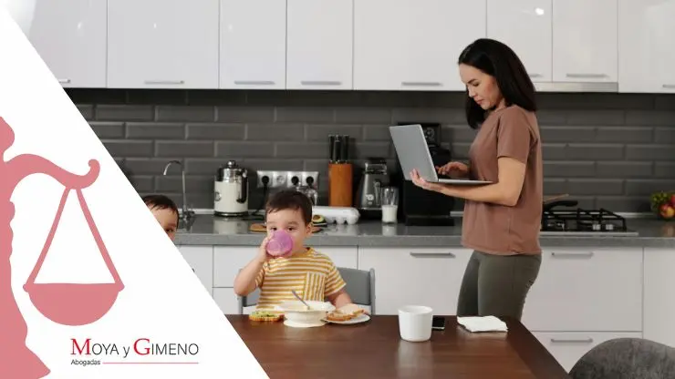 Imgaen de mujer con sus hijos trabajando en casa usada para blog de Moya y GImeno: Reducción de jornada por cuidado de hijos