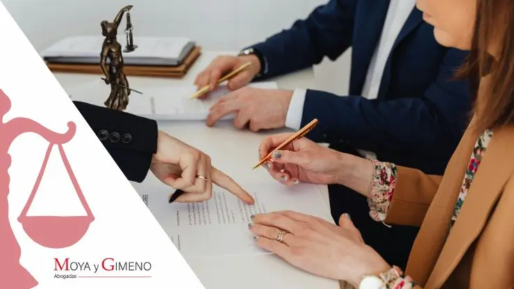 Imagen de pareja firmando divorcio usada para blog de moya y gimeno: Pensión compensatoria: qué es y cuándo se concede en España