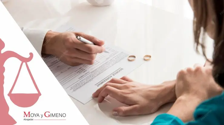 Pareja firmando un divorcio express en Cataluña con ayuda de un abogado
