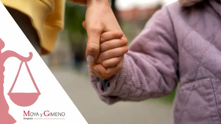 Abogado de familia explicando criterios de custodia compartida en 2025 en Barcelona