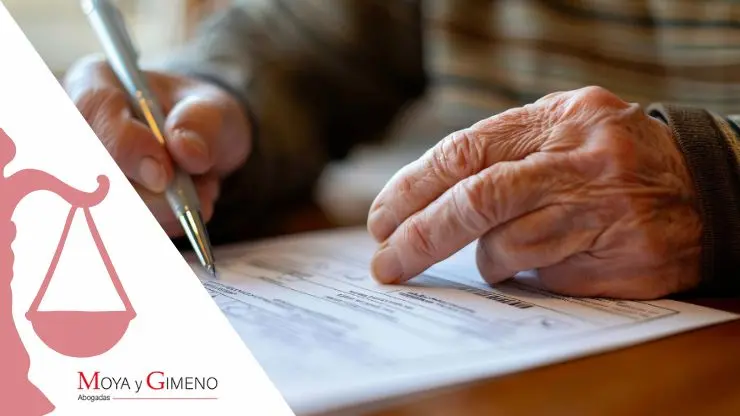Abogado explicando cómo impugnar un testamento en Cataluña por incapacidad o manipulación