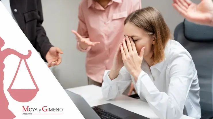 Abogado laboralista analizando pruebas en un caso de acoso laboral