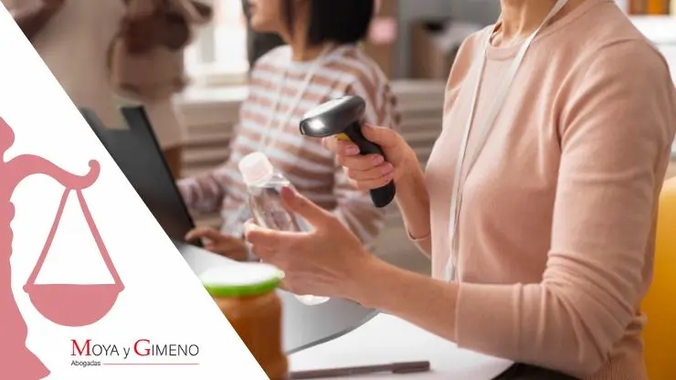 Abogado revisando novedades legislativas que afectan a particulares y pymes