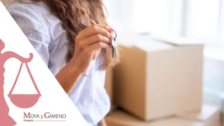 Abogado revisando demanda por impago de alquiler en Barcelona